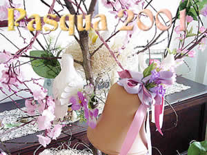 albero di pasqua con colombe, campane e rami di pesco, una bella decorazione di Pasqua