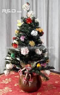 Albero di natale addobbato con pom pom fatti a mano con avanzi di lana a costo zro