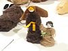 coppia di statuine del presepio: padre e figlio che si tengono per mano