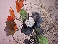 albero addobbato con rete dorata e rose bianche