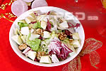 insalata verde condita con mele e noci
