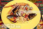 Linguine con scampi e frutti di mare