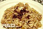 risotto bianco con pollo, patate e tartufo nero su piatto piano