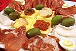 antipasto misto di terra con tartine di polenta e affettati