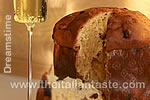 panettone industriale con vicino bicchiere di spumante per brindare