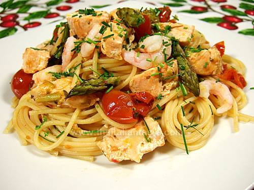 Spaghetti con salmone, asparagi e gamberetti