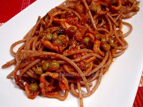 Spaghetti with squids and peas