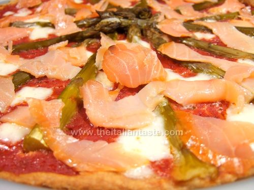 Pizza salmone e asparagi