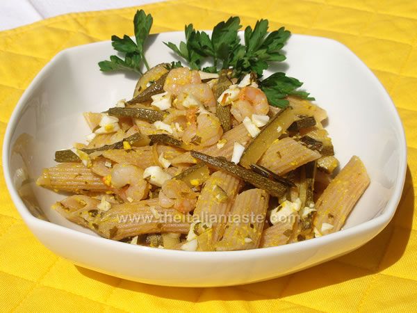 Penne with shrimps, eggs and zucchini