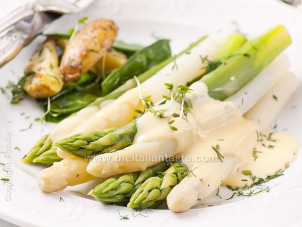 Asparagi con salsa olandese