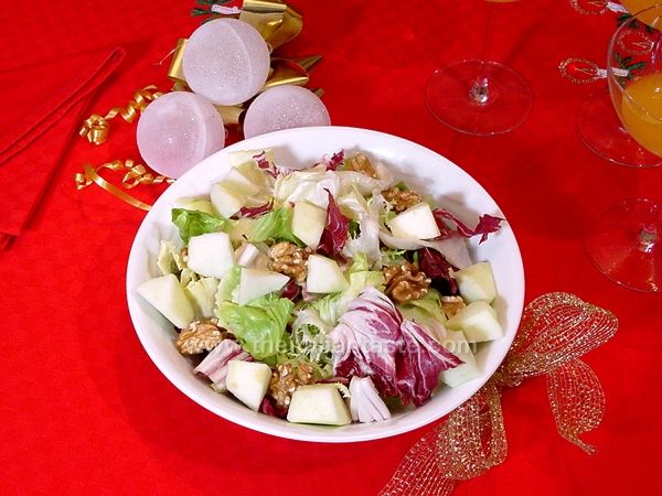 Green salad with apples and walnuts