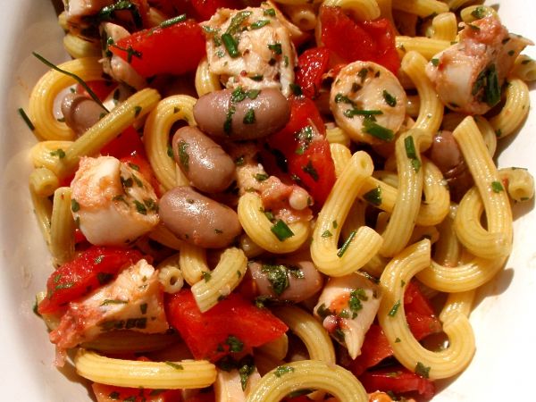 Pasta salad with octopus and beans