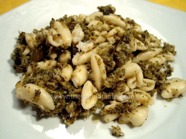 Pasta with broccoli and canned crab meat