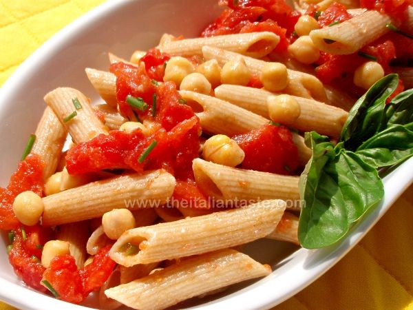 Insalata di pasta con pomodori e ceci