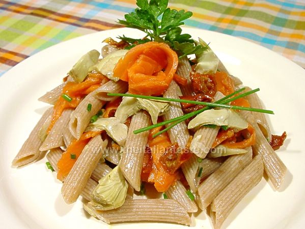 Pasta salad with salmon and artichokes in oil