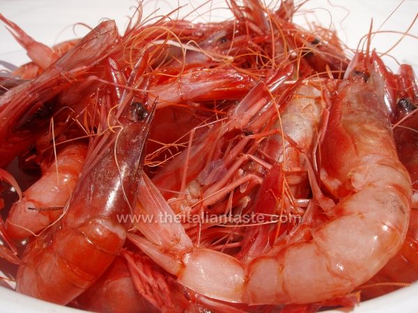 Raw prawns dressed with olive oil and lemon juice