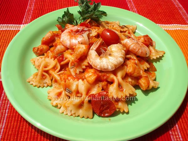 Farfalle with bell peppers and  prawns