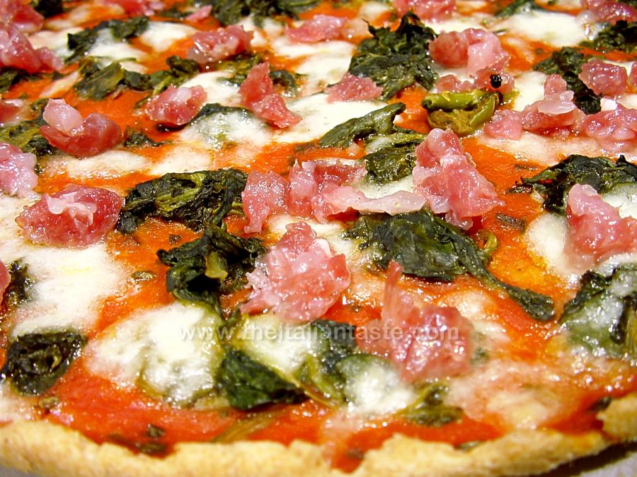 Pizza con salame e spinaci