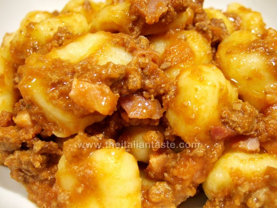 Sugo per gnocchi con carne e salumi